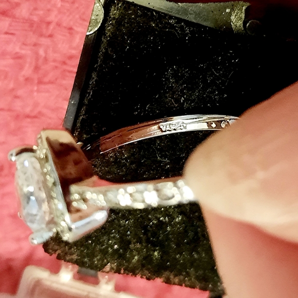 DAZZLING 18K WHITE GOLD PLATED HEART WHITE TOPAZ 2.5CT CZ ENGAGEMENT RING | 8 - Picture 8 of 13